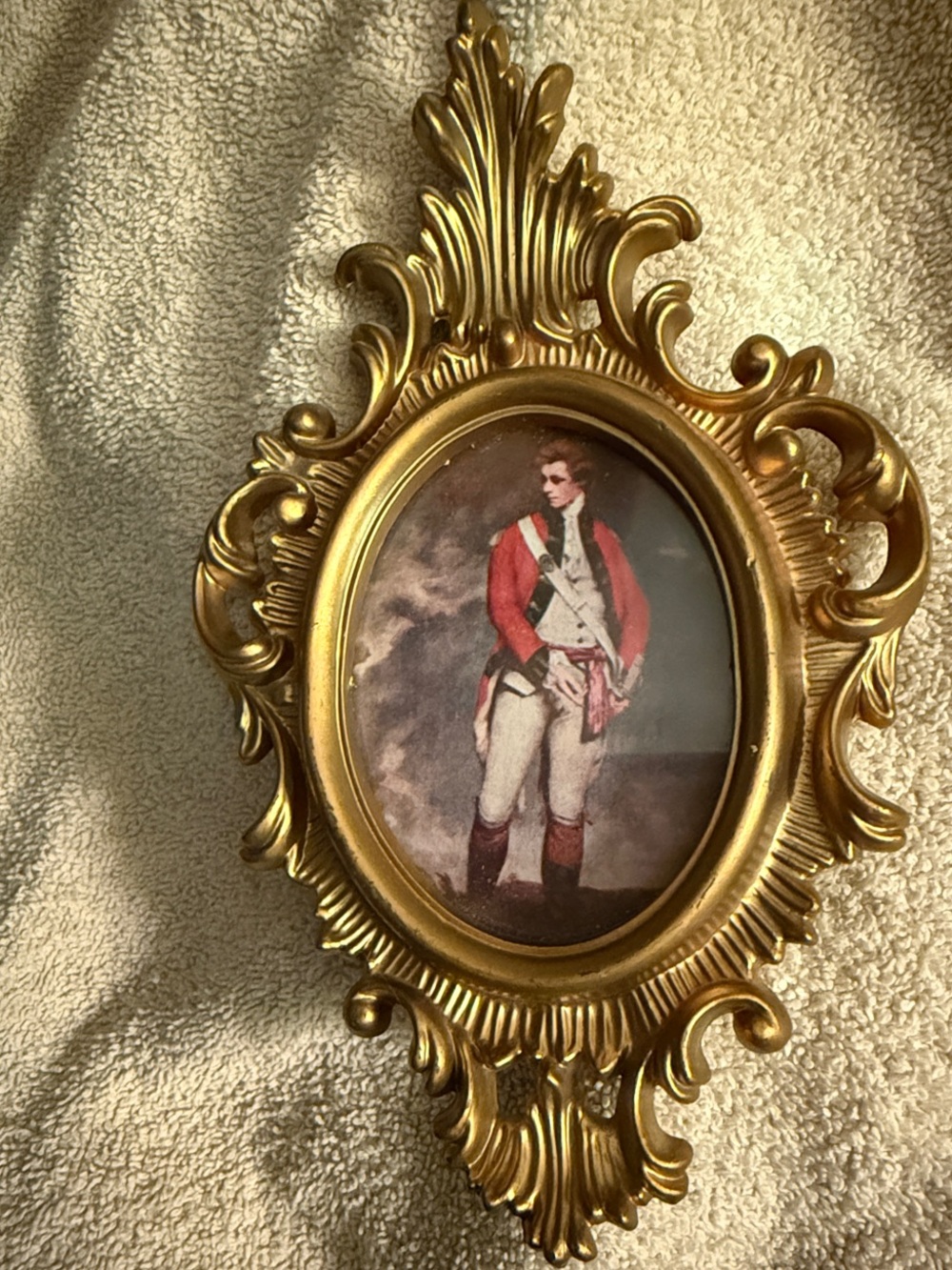 Ornate Gold G25 Plastic Oval Wall Plaque Historic Red Coats Soldier Print OSP